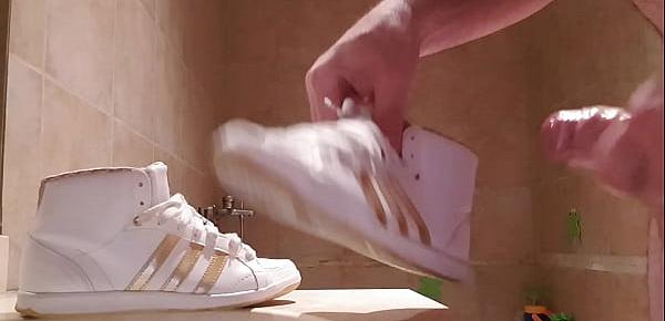  Se masturba con botitas Adidas Hoop y acaba adentro